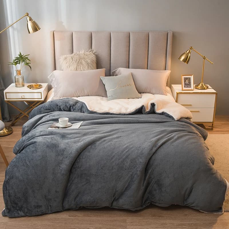 Cobertor de lã dupla face cinza tamanho queen em cama decorada com abajures dourados