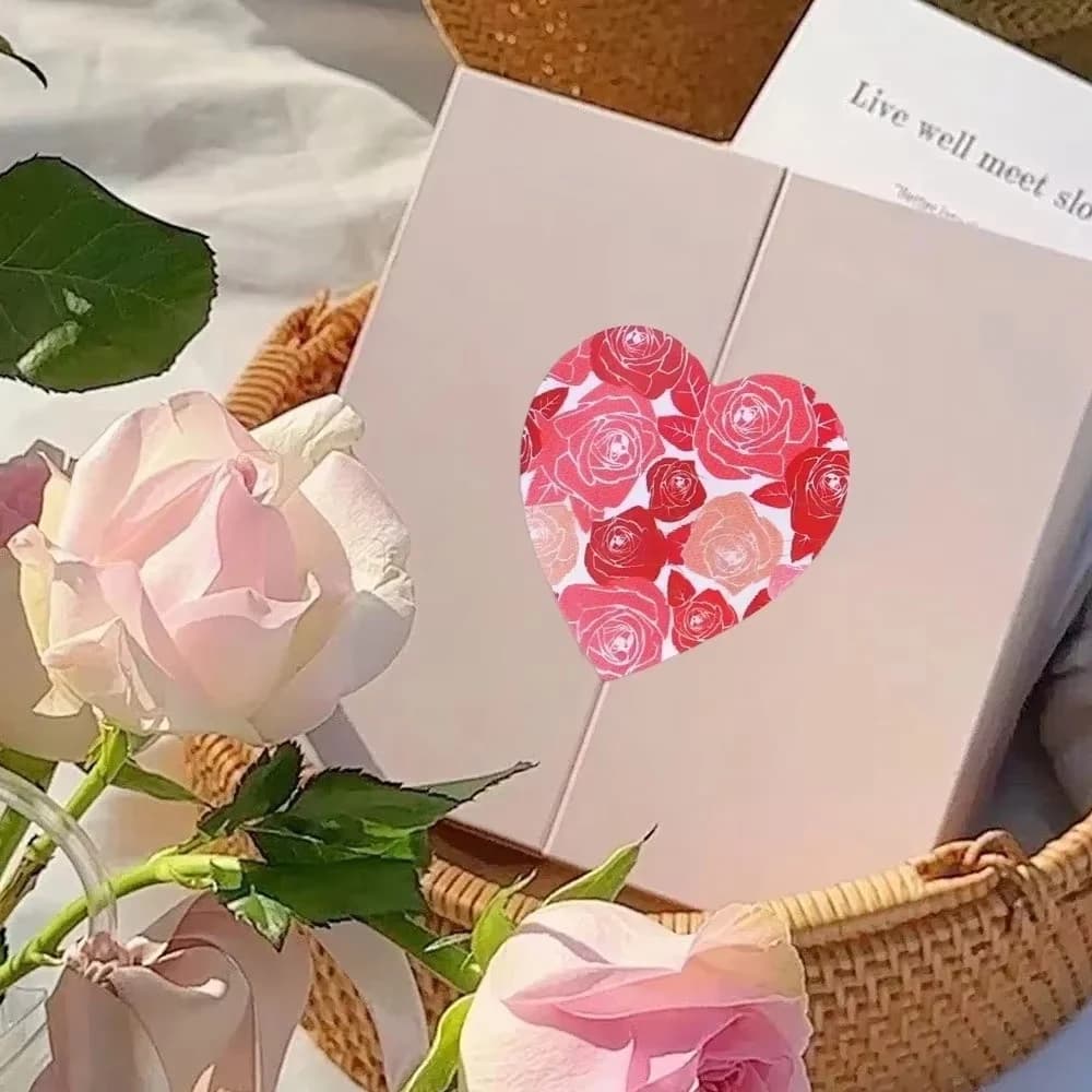 Adesivo decorativo coração com estampa de rosas vermelhas aplicado em caixa de presente clara