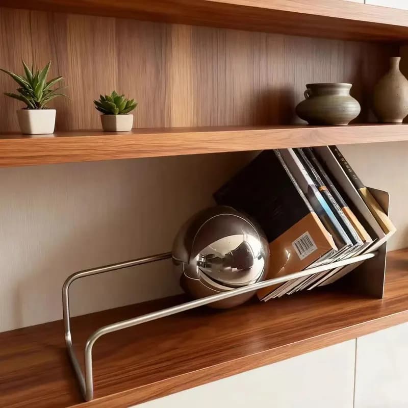 Estante de livros de mesa moderna em aço inoxidável prata com esfera metálica decorativa
