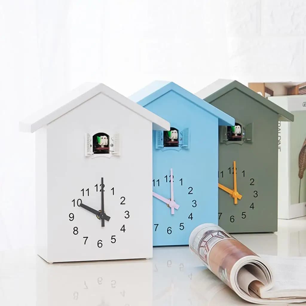 Relógio de parede em forma de casa com design de cuco silencioso, cores branca, azul e verde.