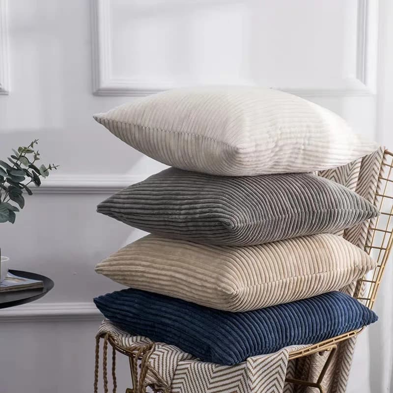 Pilhas de capas de almofada de veludo plush macio em cores bege, cinza, azul e creme
