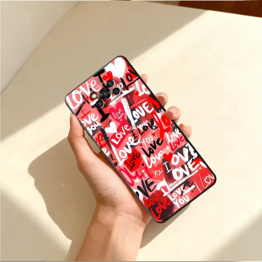 Capa para Xiaomi Poco C71 com design colorido vermelho e branco, estampa de corações e texto love