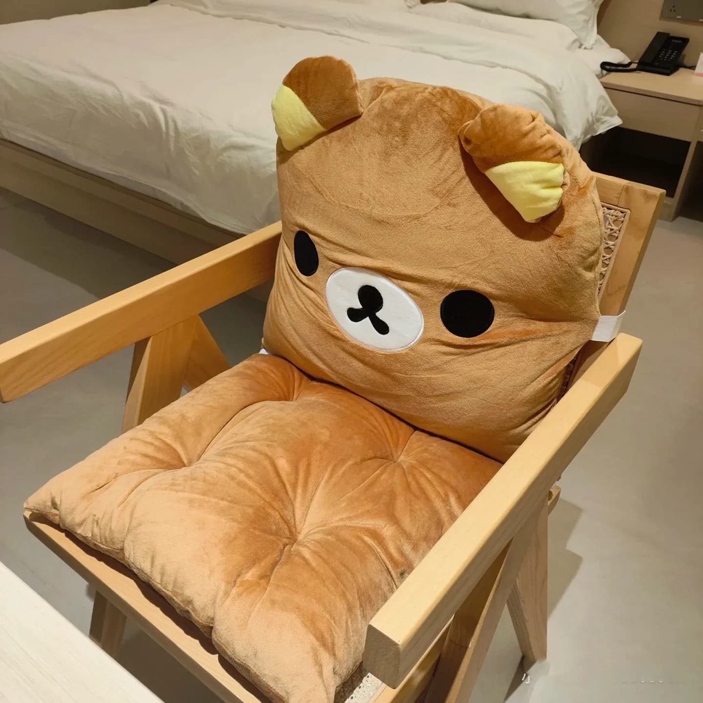 Almofada de pelúcia Rilakkuma em forma de mascote, confortável e multifuncional para cadeira de escritório ou quarto.