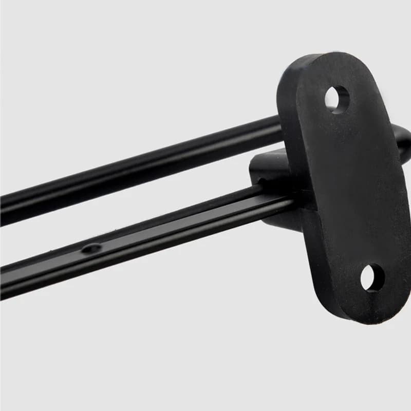 Detalhe das garras de fixação pretas do organizador de guarda-roupa retrátil em metal