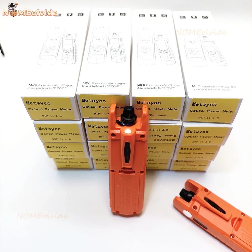 Medidor de potência óptica Metayco MTP-11-A-G laranja com luz LED sobre caixas amarelas e brancas
