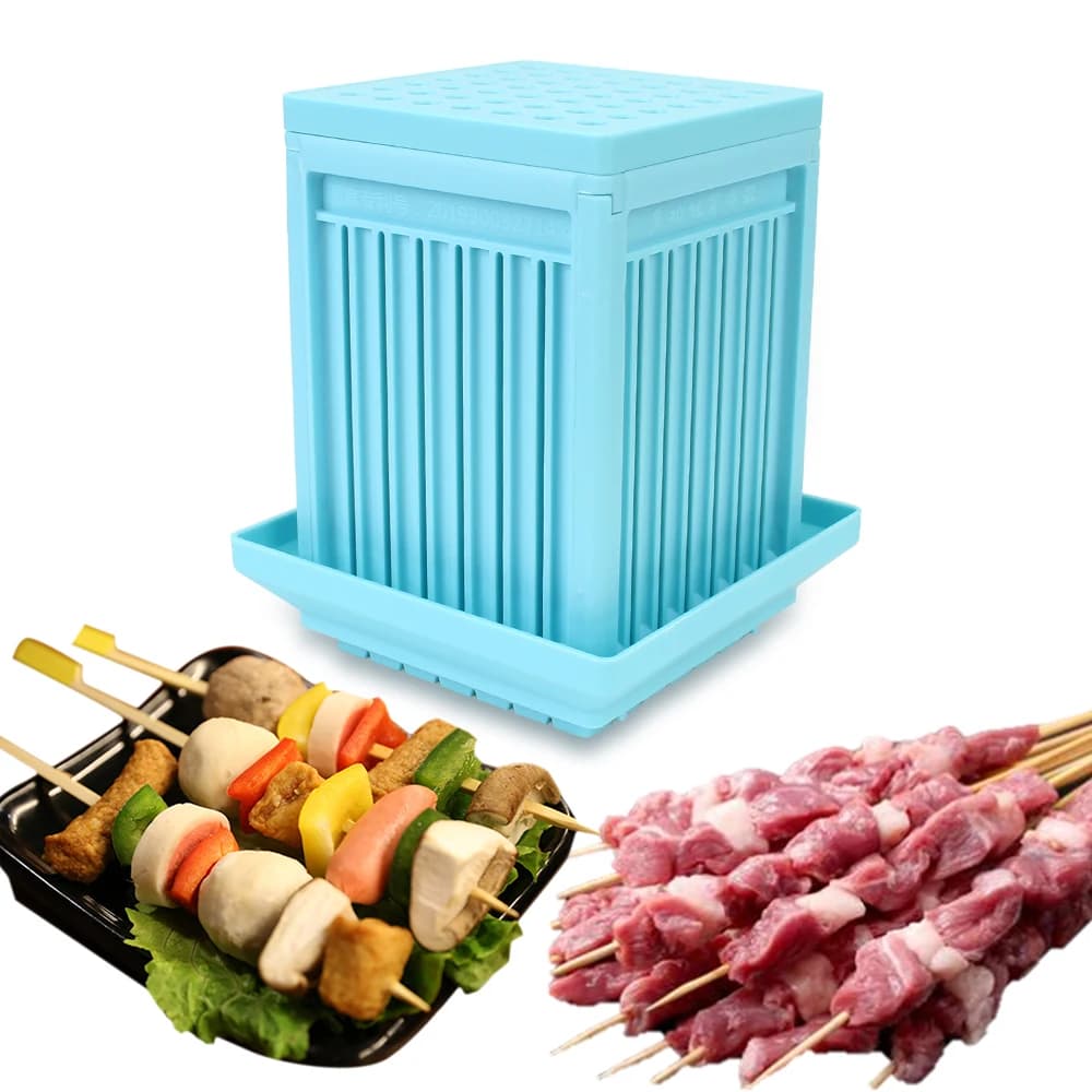 Caixa de plástico azul com 49 buracos para espetar carne e legumes, com espetinhos prontos.