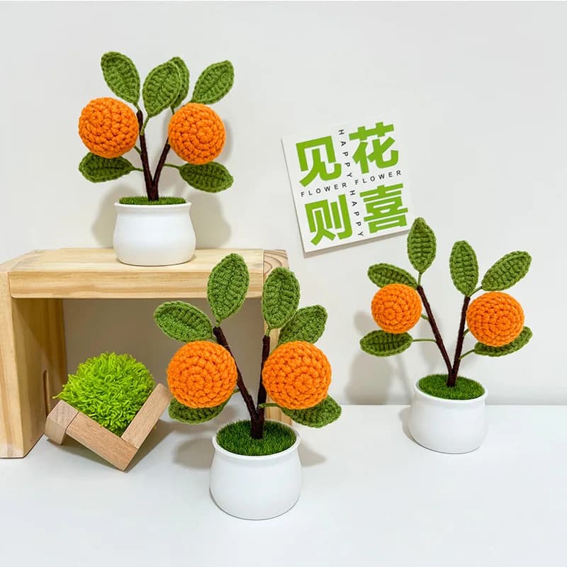 Vasos decorativos Jácotei com morangos artificiais laranja em cesta branca com folhas verdes