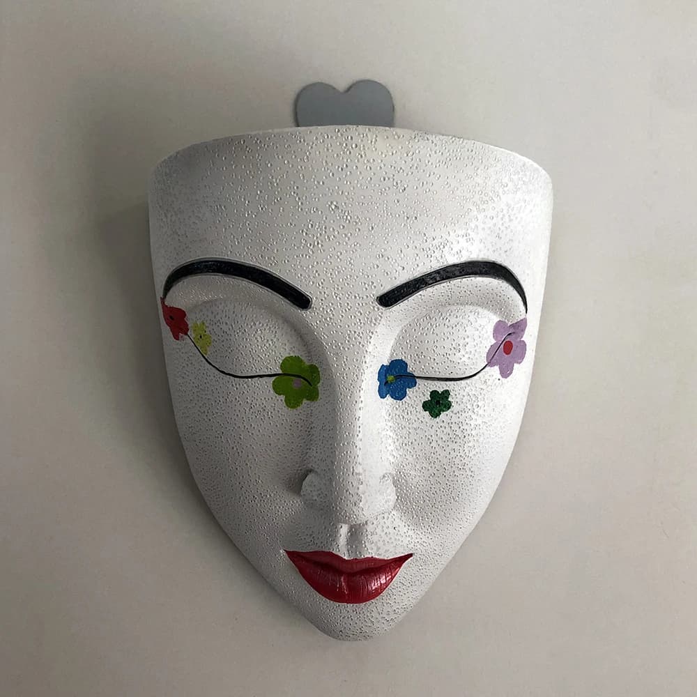 Vaso de parede Jácotei branco em resina com rosto humano pintado com flores coloridas e boca vermelha
