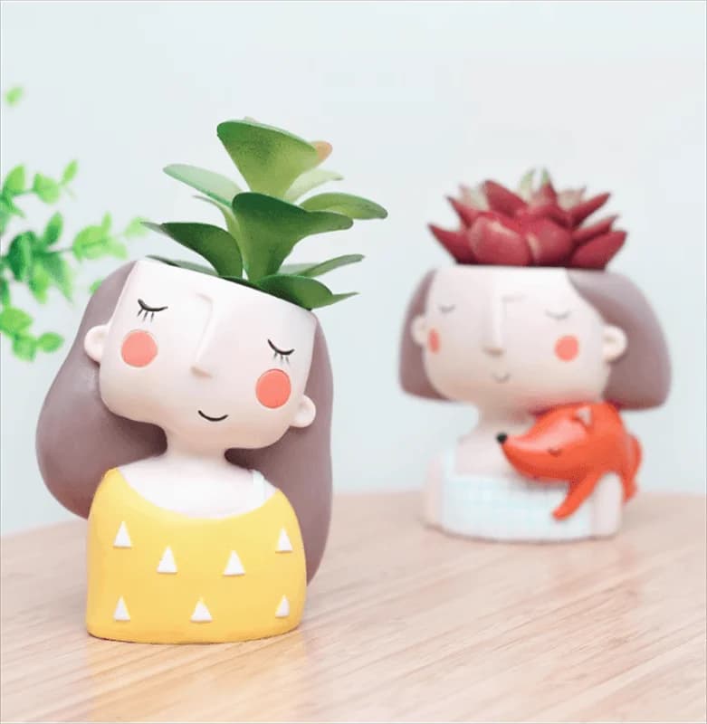 Vasos decorativos mini menina amarelo e vermelho em cerâmica com plantas artificiais