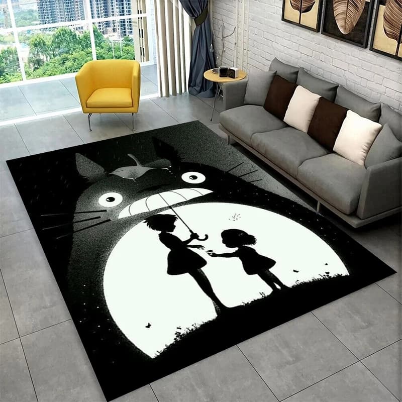 Tapete infantil Totoro clássico antiderrapante preto e branco com silhuetas de personagens e Totoro iluminado