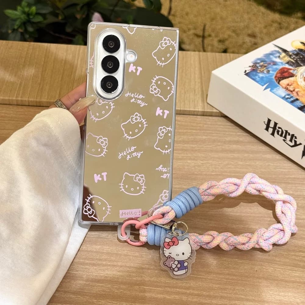 Capa espelhada para Galaxy Z Fold 7 bege claro com estampa Hello Kitty e cordão curto trançado azul e rosa