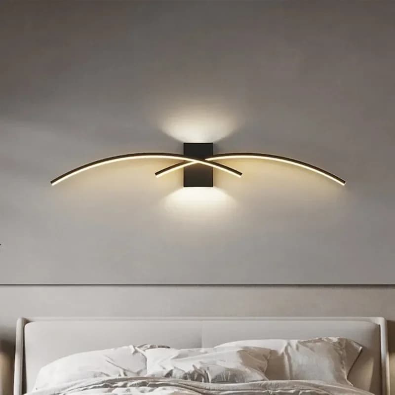 Luminária de parede LED preta com design curvo minimalista iluminando parede em quarto moderno