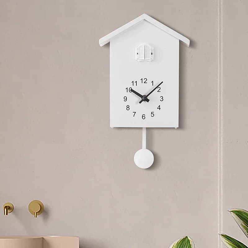 Relógio de parede Cucolândia branco com pássaro, quartzo e pêndulo estilo casa moderna