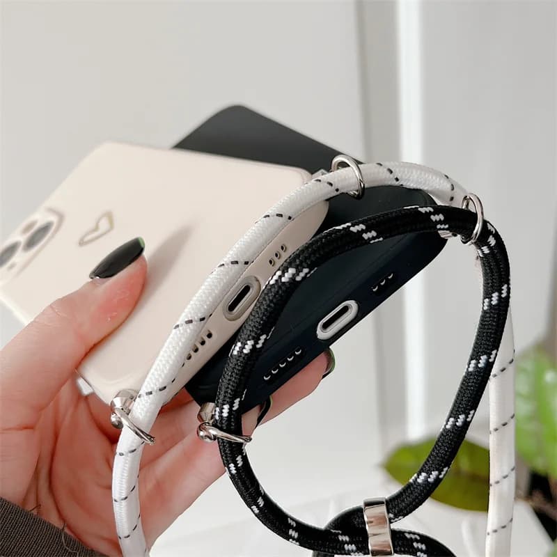 Detalhe do cordão crossbody branco e preto preso em capas de celular Xiaomi Redmi Note 10 Pro