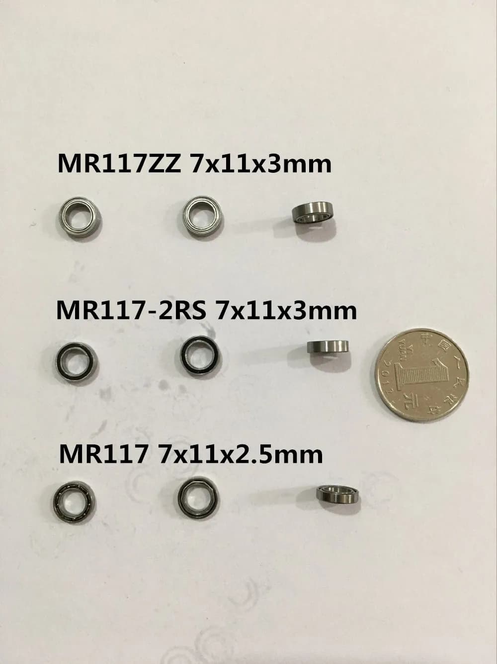 Rolamentos MR117ZZ, MR117-2RS e MR117 dispostos com suas dimensões em fundo branco