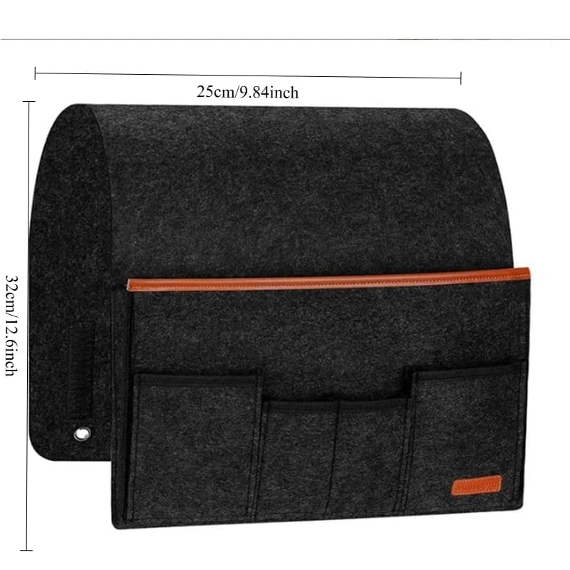 Bolsa organizadora preta em feltro com dimensões 32x25 cm, bolsos frontais e acabamento em couro sintético