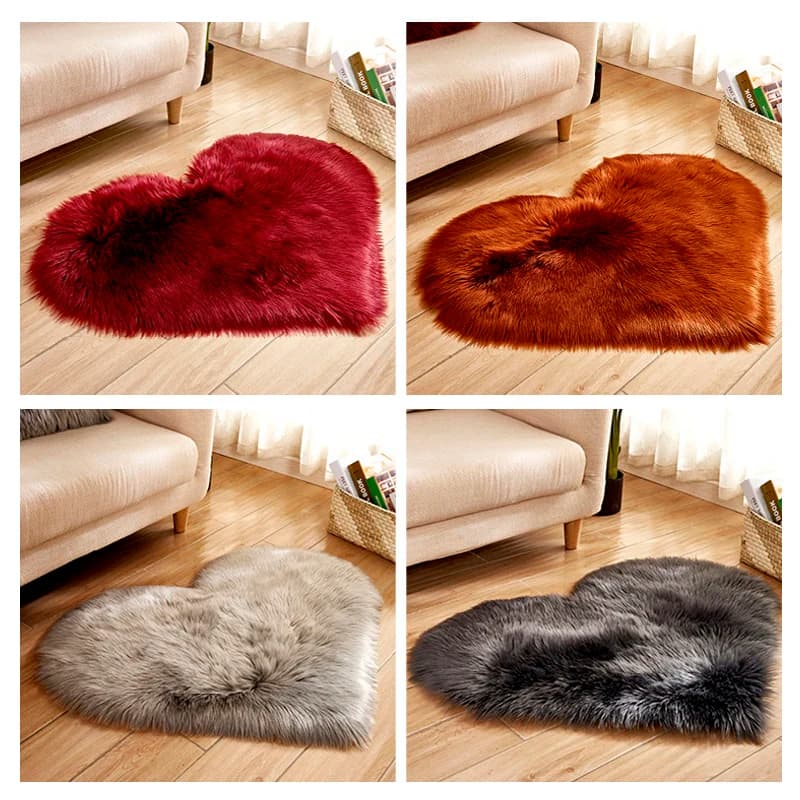 Tapete Jácotei Coração peludo antiderrapante em tons vermelho, marrom, cinza e preto, kit 3 peças