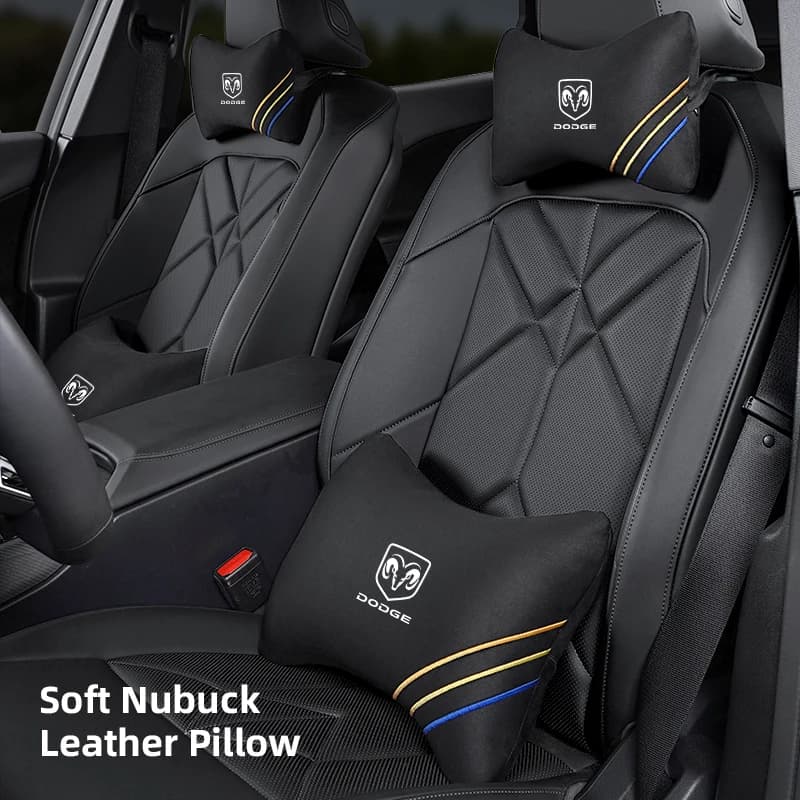 Conjunto de almofadas para pescoço e cintura Dodge pretas com logo branco e listras coloridas em bancos de carro