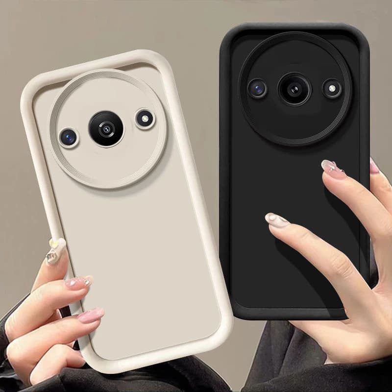Capa para Xiaomi Poco C61 4G, cor taupe, com recortes para câmeras e botões, segurada por mão com unhas decoradas.