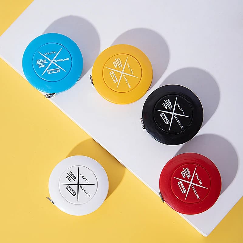 Fitas métricas Wuta mini retrátil com trava em cinco cores variadas: azul, amarelo, preto, branco e vermelho