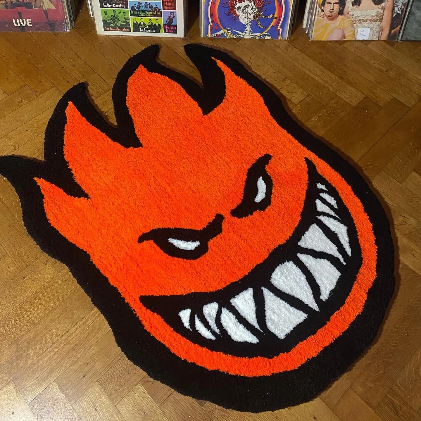 Tapete artesanal com design de fogo em formato de rosto, antiderrapante para banheiro e decoração de quarto.