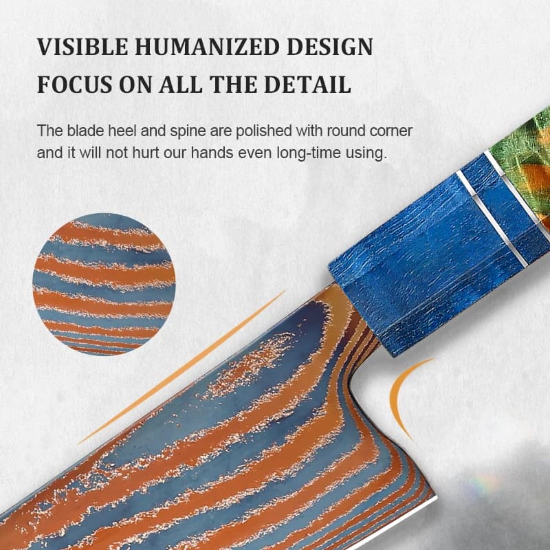 Detalhe da lâmina azul e laranja da faca Timascus com design humanizado e cabo azul e verde