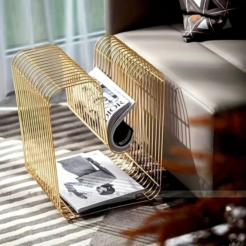 Mesa com estante quadrada em metal marrom com porta-revistas integrada ao lado de sofá cinza
