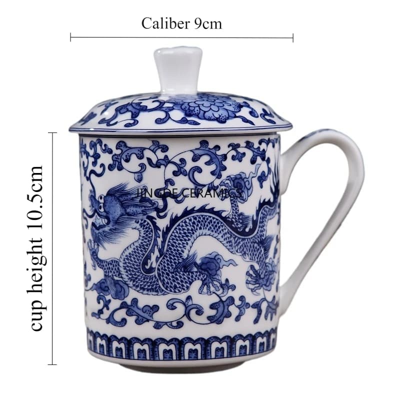 Caneca Jingdezhen branca com tampa e desenho azul de dragão, medidas 10,5cm altura e 9cm diâmetro