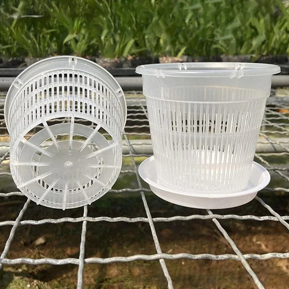 Vasos de malha transparentes para plantas com furos e pires sobre uma grade metálica