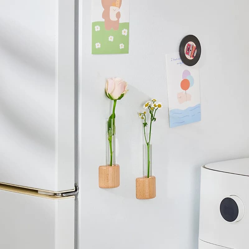 Kit com 2 vasos magnéticos de parede Jácotei em madeira natural com tubos de ensaio e flores decorativas