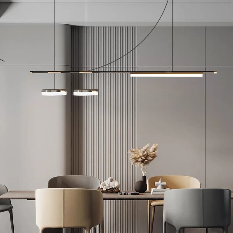 Luminária pendente Sandyha Nordic linear LED dourada sobre mesa de jantar com cadeiras modernas