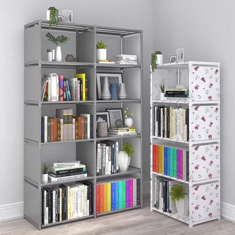 Estante infantil modular Jácotei multiuso plástica cinza com livros e decoração em ambiente moderno