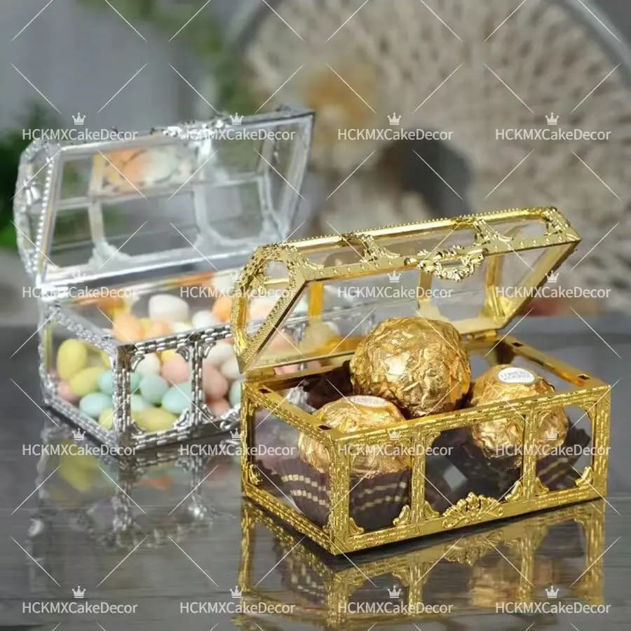 Caixas de doces em forma de baú de tesouro em ouro e prata para casamentos e decorações