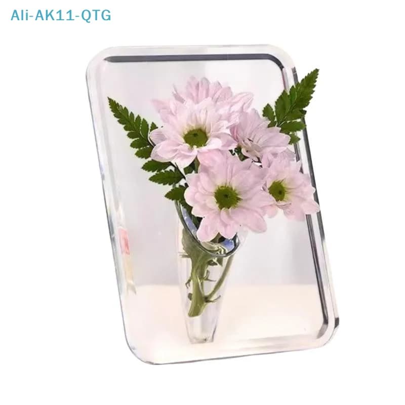 Vaso de flores em acrílico transparente com flores rosa refletidas