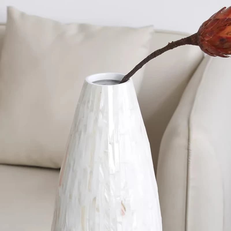 Vaso decorativo branco estilo minimalista nórdico com textura marmorizada e flor seca em sofá claro