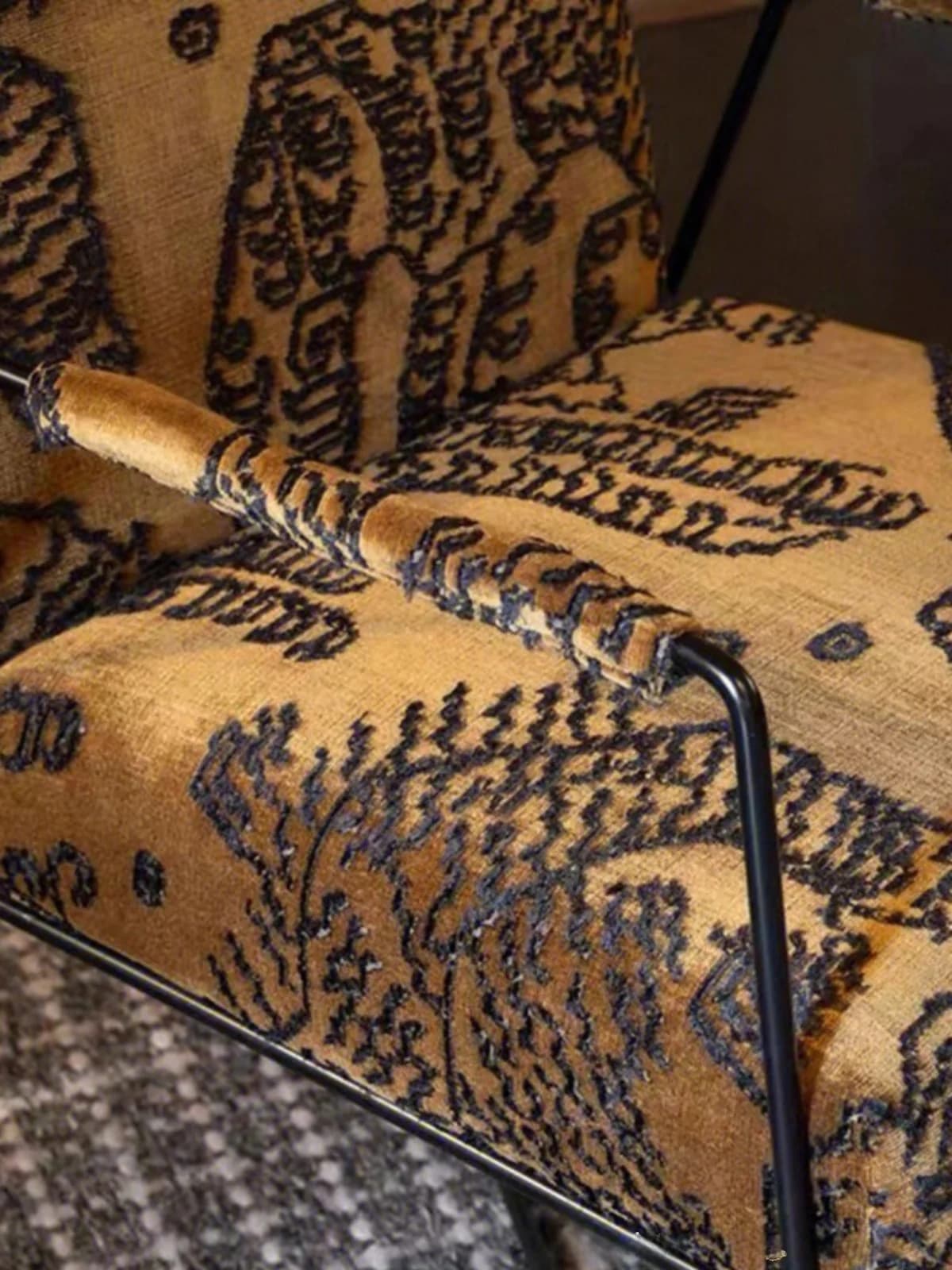 Cadeira com tecido luxuoso e estampa de tie em marrom e preto