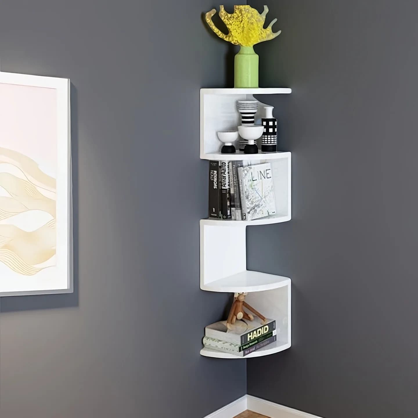 Prateleira de parede branca estilosa em design moderno com vários nichos decorativos