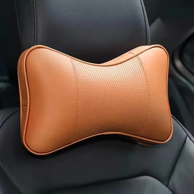 Almofada de pescoço para carro em couro sintético marrom com design ergonômico sobre banco preto de automóvel