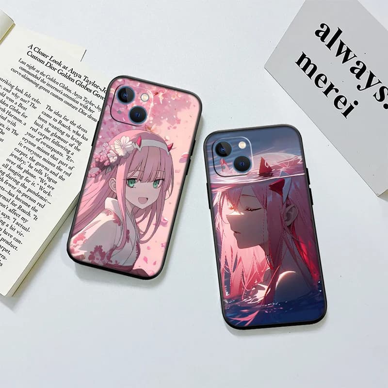 Capas para Xiaomi Poco com ilustrações anime Zero Two em tons rosa e azul, estilo vibrante e detalhado