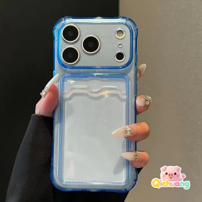 Capa transparente azul para Xiaomi Poco X7 Pro, segurada por uma mão com unhas decoradas.