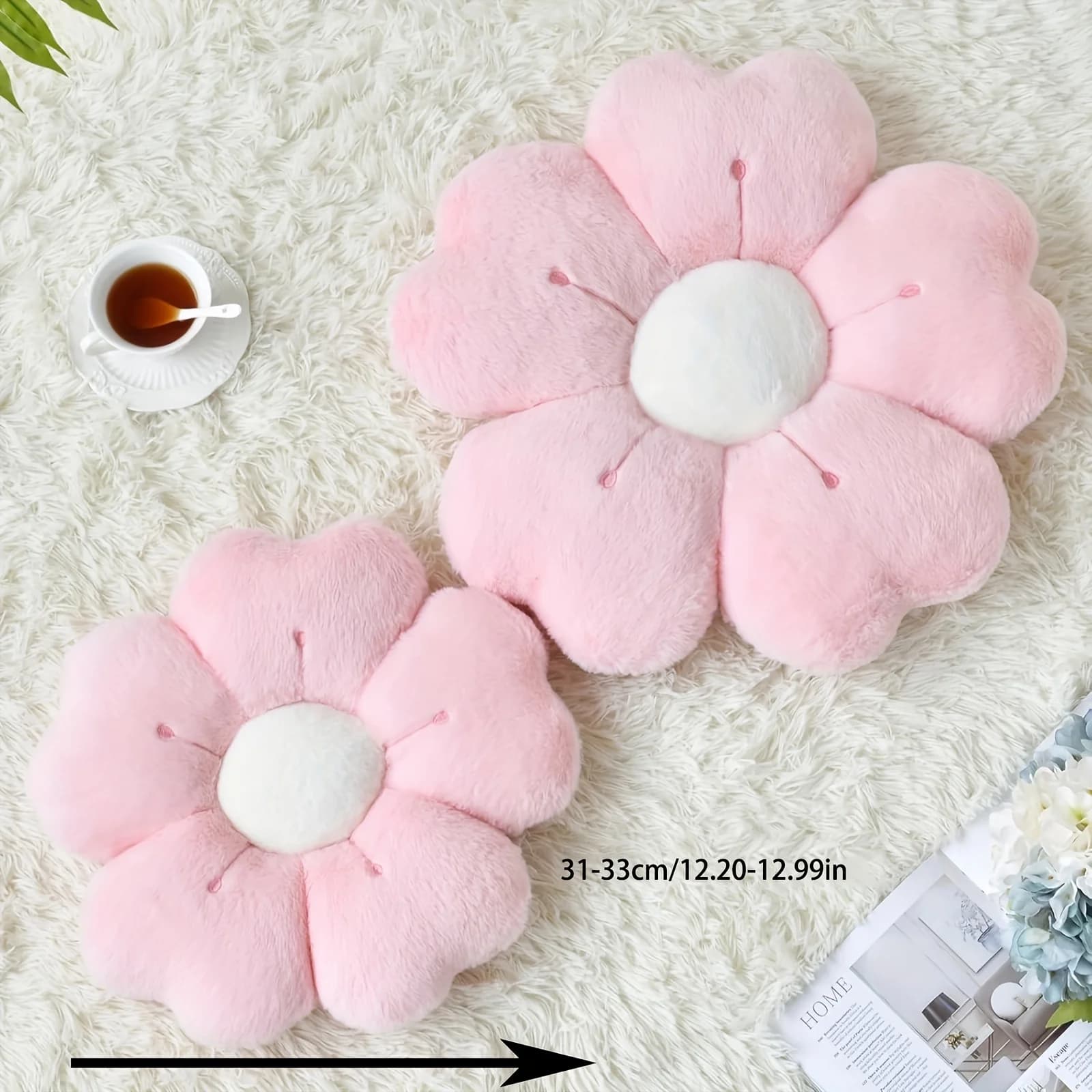 Almofadas flor de margarida pelúcia macia rosa e branca sobre tapete felpudo com xícara de chá