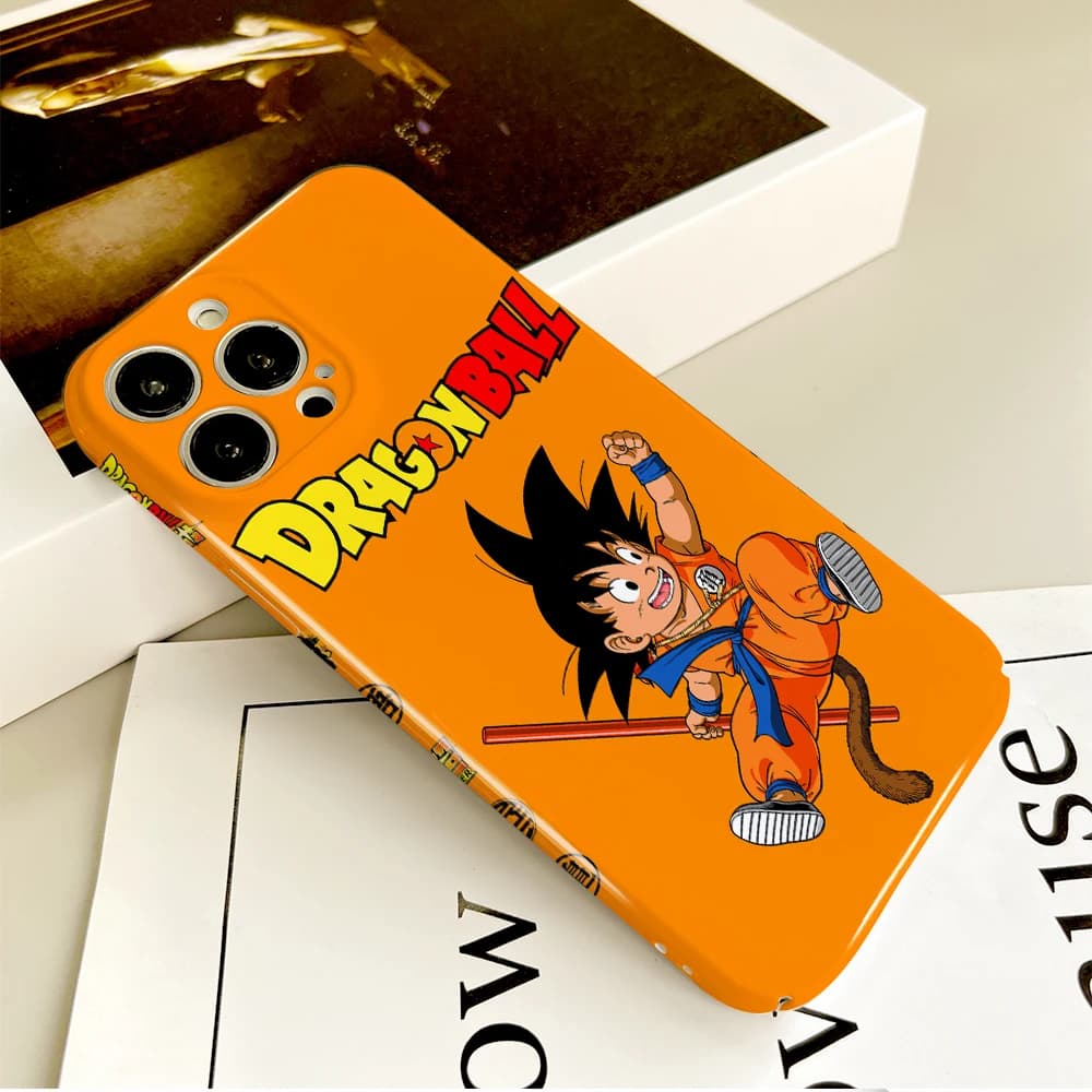 Capa para Xiaomi e POCO com estampa anime Dragon Ball Son Goku segurando bastão laranja