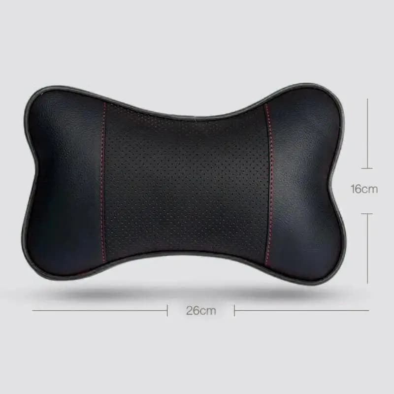 Almofada de pescoço preta para carro com costura vermelha e medidas 26cm por 16cm em fundo cinza