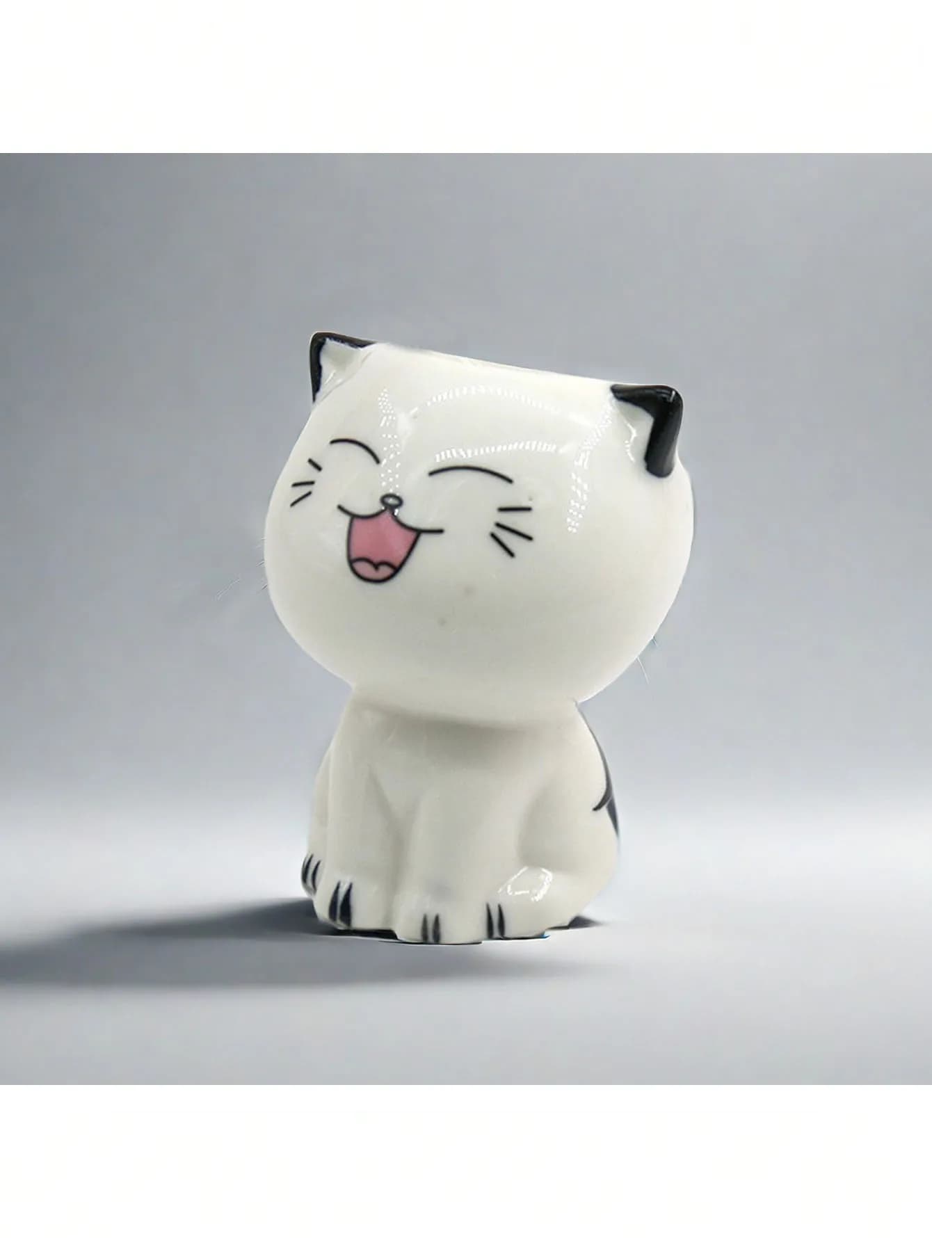 Vaso decorativo de cerâmica formato gato fofo branco com detalhes pretos e expressão sorridente