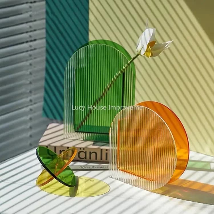 Vasos acrílicos de arco-íris em várias cores e ângulos, com flores coloridas.
