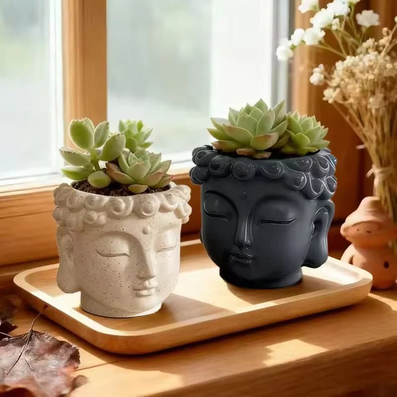 Estátuas decorativas Buda em cerâmica branca e preta com vasos para suculentas em bandeja de madeira