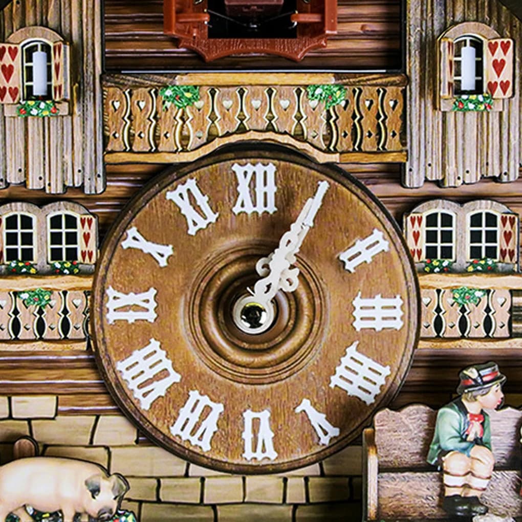 Relógio de parede vintage cuco em madeira marrom com números romanos brancos e detalhes decorativos