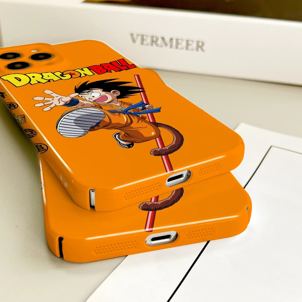 Capa laranja Dragon Ball Son Goku com cauda e bastão para Xiaomi e POCO vista inferior