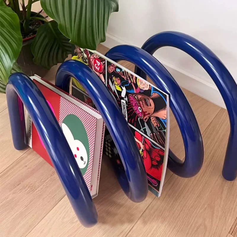 Estante espiral azul moderna com livros e revistas coloridas
