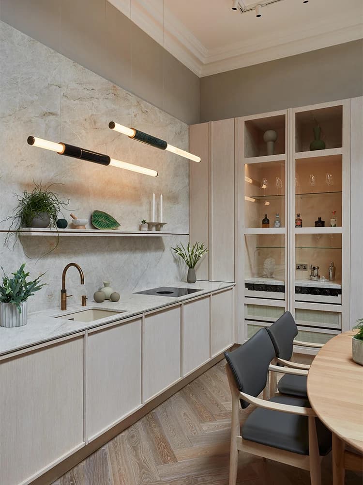 Luminária de suspensão linear nórdica preta em mármore alabastro LED em cozinha moderna clara